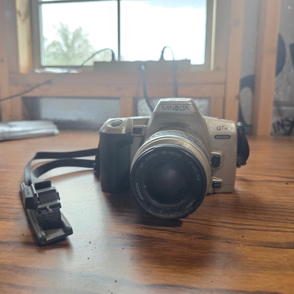 Minolta Maxxum QTsi 35mm SLR Film Camera with AF Zoom 35-80mm Lens Silver